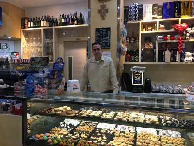 Ad accoglierci � il 42enne proprietario Michelangelo Martino. �Il luogo fu inaugurato nel 1959 da Giuseppe Sparacimino � spiega �. Mio padre Leonardo, lavorando come suo dipendente, apprese l�arte della pasticceria e nel 1990 gli fu dato in gestione il negozio�